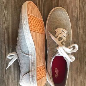 Women’s size 6 shoes